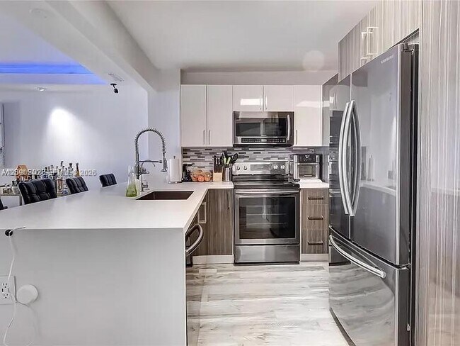 Building Photo - 6450 Collins Ave