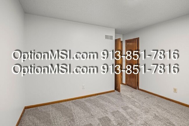 Building Photo - Spacious townhouse
