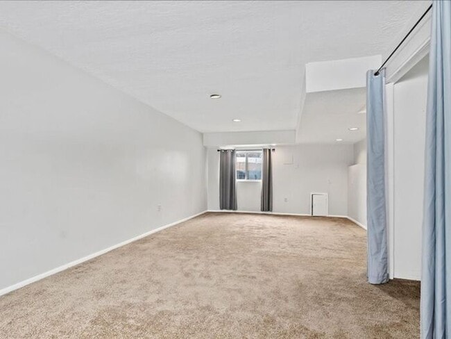 Building Photo - Salt Lake 3 bed 2 bath Family home