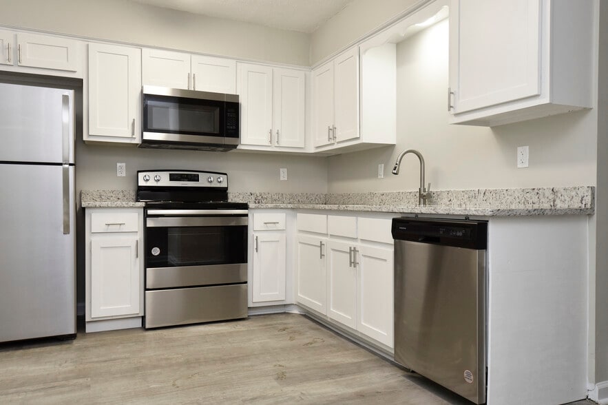 Building Photo - Hedgerow Apartments