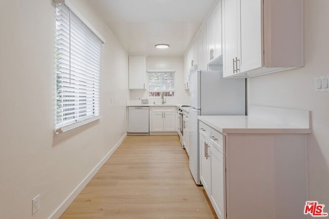 Building Photo - 2401 Beachwood Dr