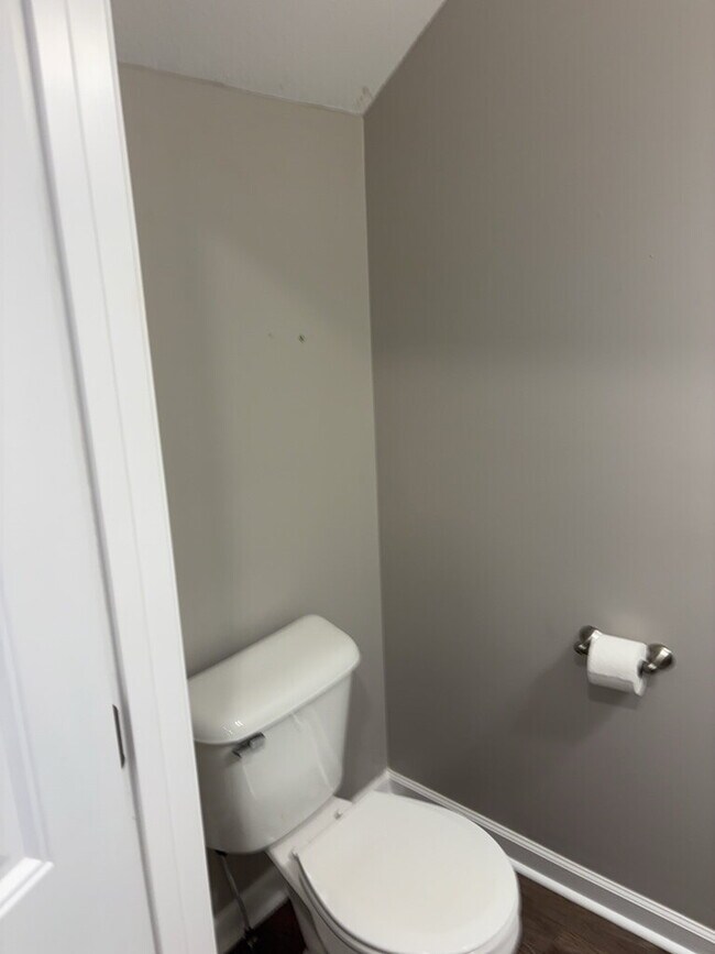 Building Photo - Gated Sango Townhome- Prime Location for Commutes