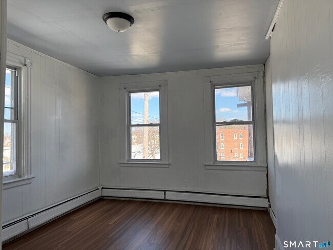 Building Photo - 198 Oak St