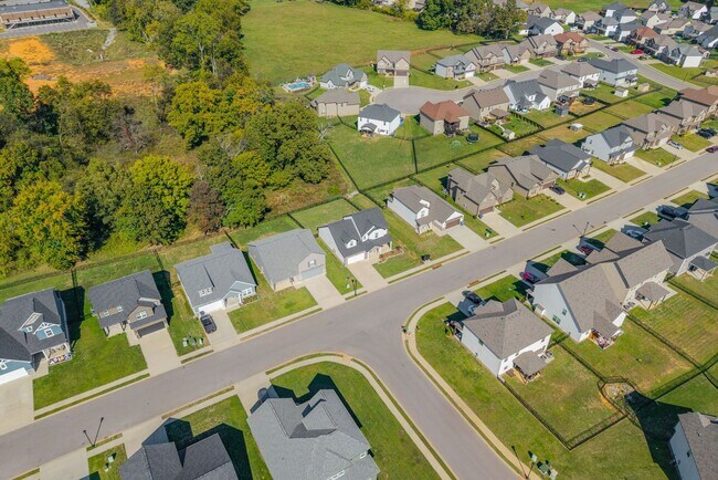 Building Photo - Luxury Meets Comfort: 5-Bed Beauty with Ch...