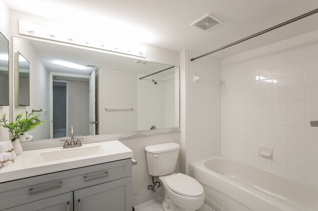 Building Photo - Remodeled, Move-In Ready 3-Bedroom Condo in Prime Naples Location