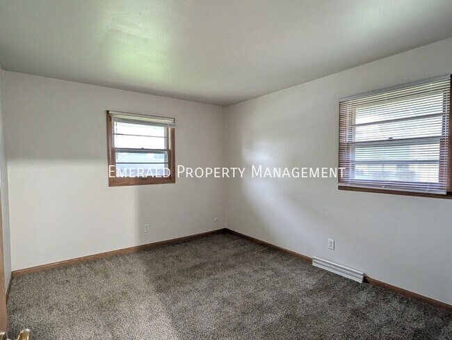 Building Photo - 562 N Mulford Rd