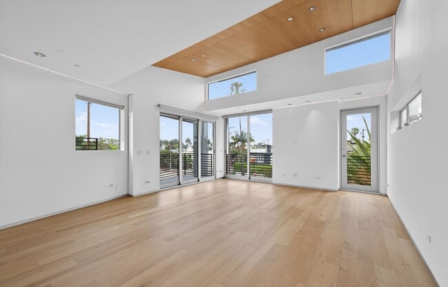 Building Photo - Discover this striking 3 bedroom apartment for rent in Venice, offering 4 bathrooms, contemporary...