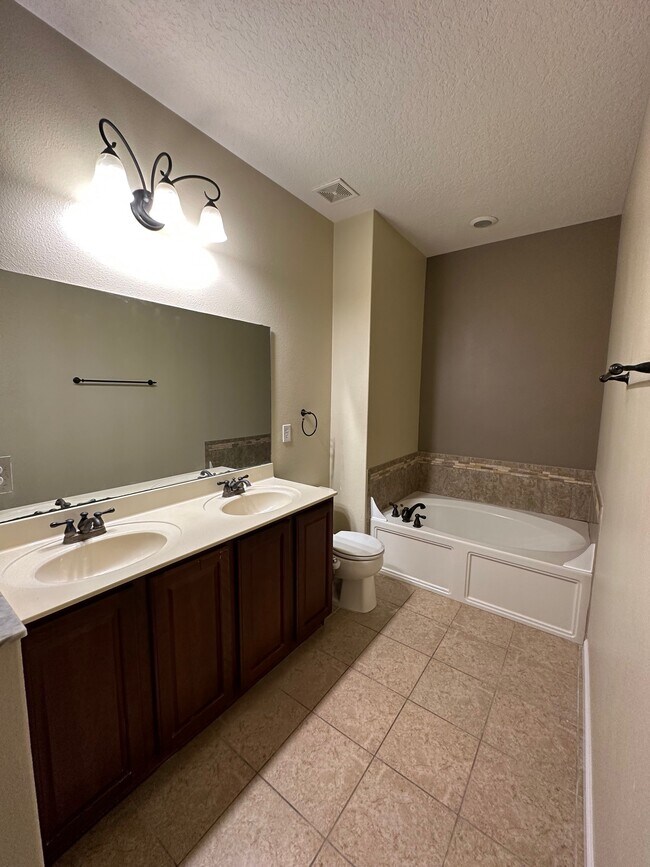 Building Photo - 627 Aeolian Dr