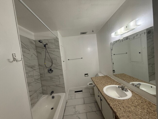 Building Photo - 640 S 40th St