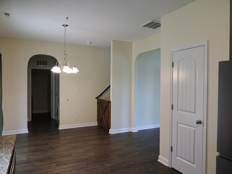 Building Photo - 611 Winfall Dr
