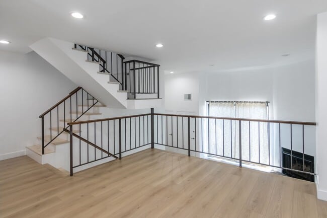 Building Photo - Beautifully Renovated 3-Bedroom Townhome i...