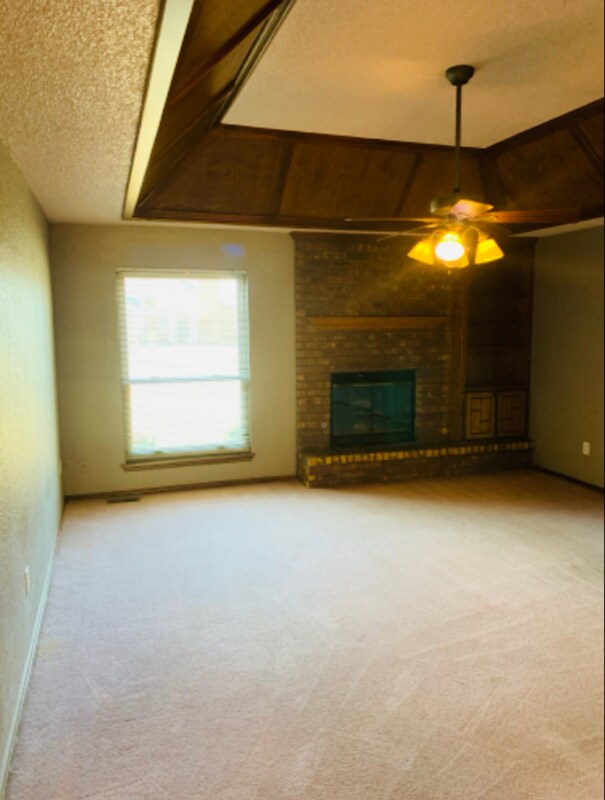 Building Photo - 2412 E Hills Dr