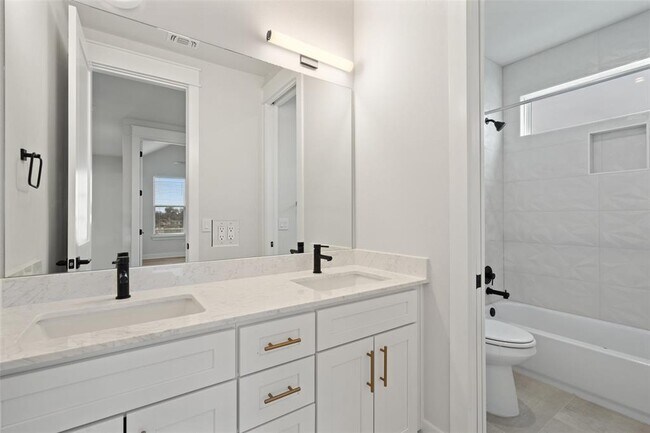 Building Photo - 2713 Bristol Dr