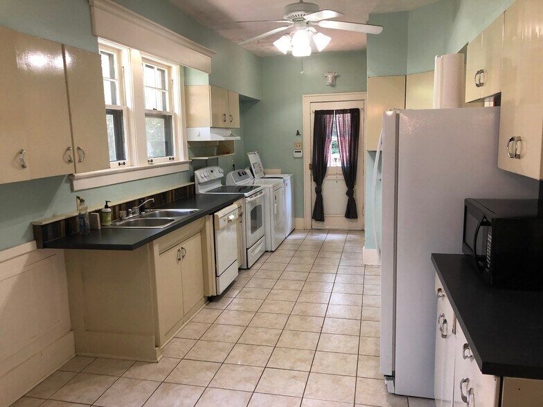 Kitchen with walk-in pantry - 872 N Barksdale St