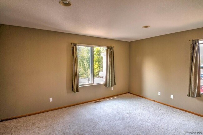 Building Photo - Spacious 3 bedroom home in the heart of Mo...