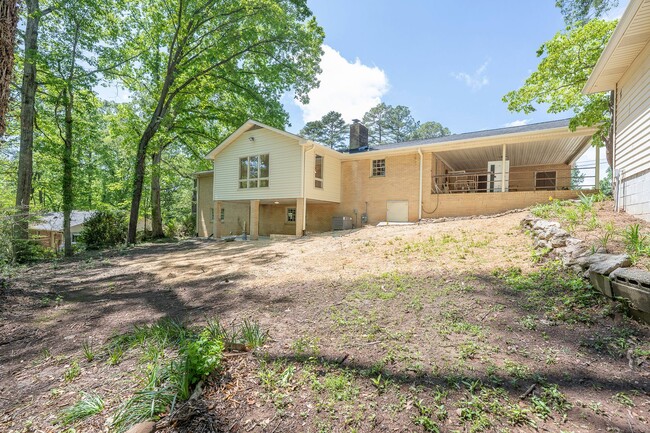 Building Photo - SPACIOUS RETREAT WITH DOWNTOWN CONVENIENCE