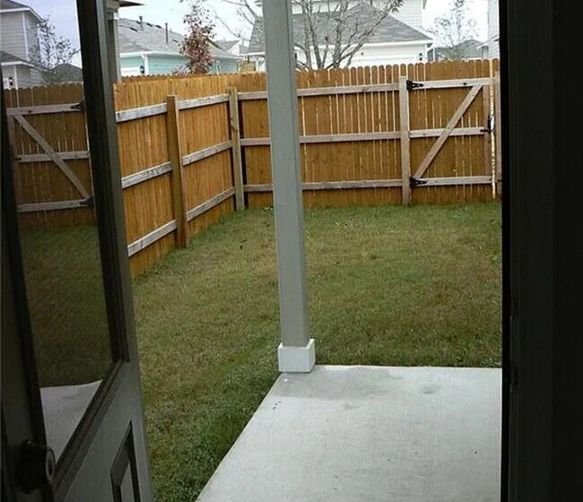 Building Photo - Modern 3 Bed and 2.5 Bath Home Near Downto...
