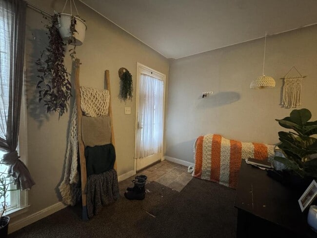 Building Photo - 406 E 9th St