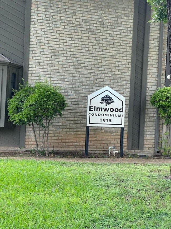 Building Photo - Spacious 2-Bedroom Townhome-Style Condo Near Baylor University | Elmwood Condos Waco