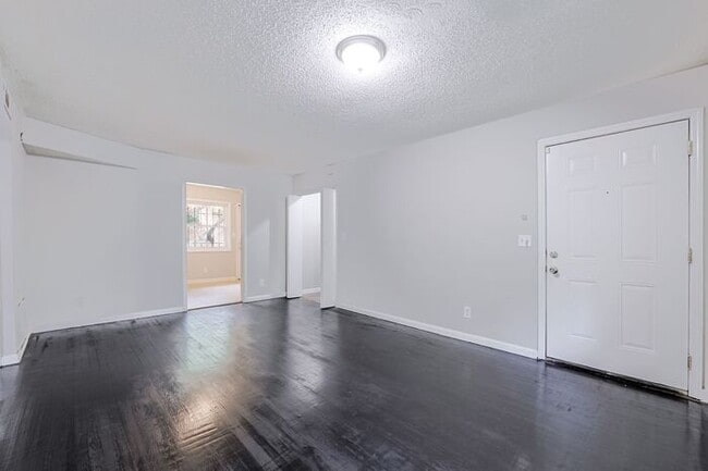 Building Photo - 1635 Line Cir