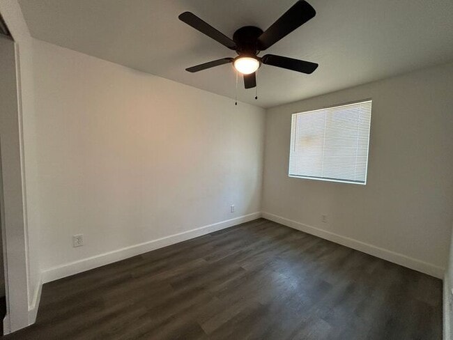 Building Photo - 1254 W Manhatton Dr