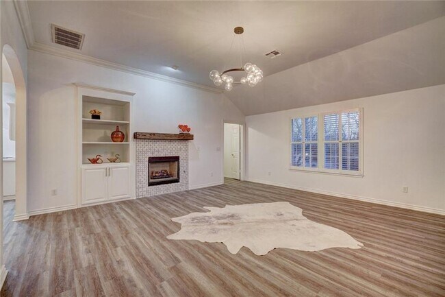Building Photo - Absolutely Adorable, 2 bed, 2 bath, 2 car ...