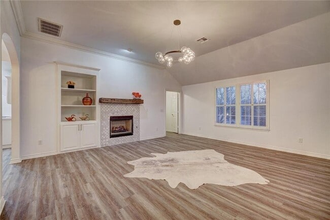 Building Photo - Absolutely Adorable, 2 bed, 2 bath, 2 car + study