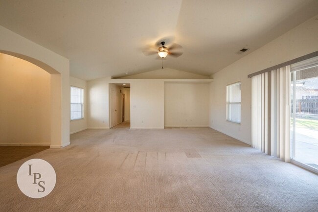 Building Photo - Kerman Westside Home, 3BR/2BA, Built 2004 - Lots of Amenities!