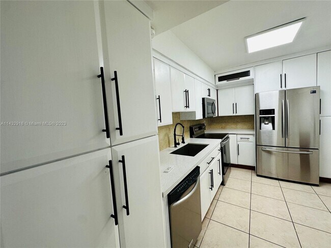 Building Photo - 9225 Collins Ave