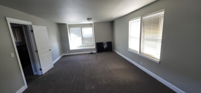 Building Photo - 4 Bed 2.5 Bath - NW Redmond