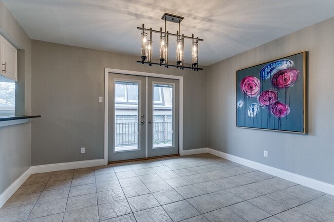 Building Photo - 2-BEDROOM CONDO AT OLMOS PARK TOWNHOMES