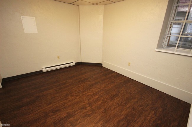 Building Photo - 2 br, 1 bath  - Walnut Commons Garden Level