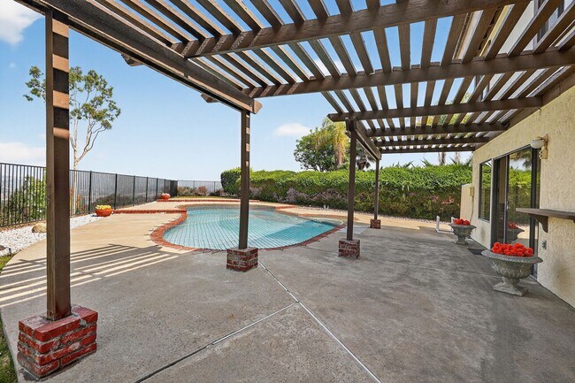 Building Photo - 5BR; 3BA Pool Home with Stunning Views in ...