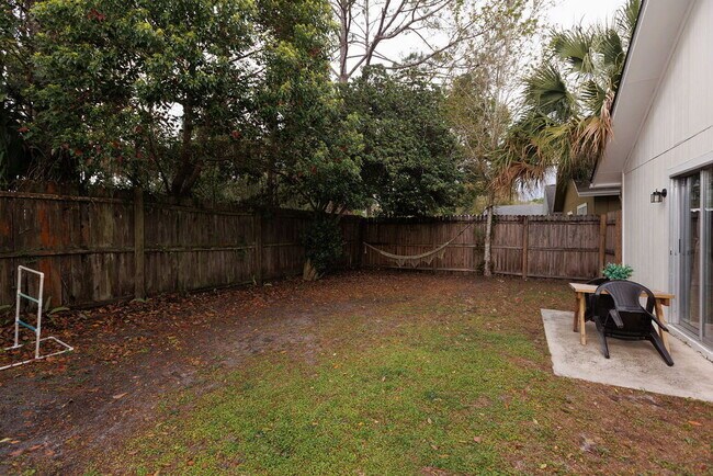 Building Photo - Beautifully updated 3 bedroom 2 bath home in Orange Park .