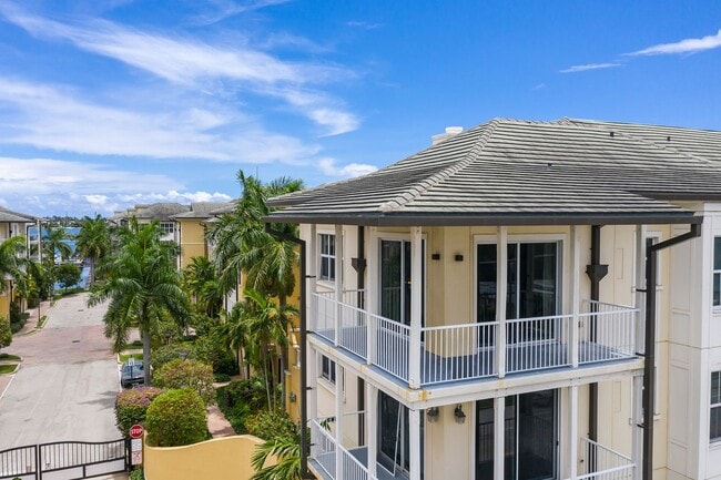 Primary Photo - Top Floor Waterfront Condo - Renovated 1 B...