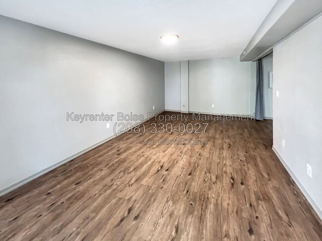 Building Photo - 5000 S Deselm Way