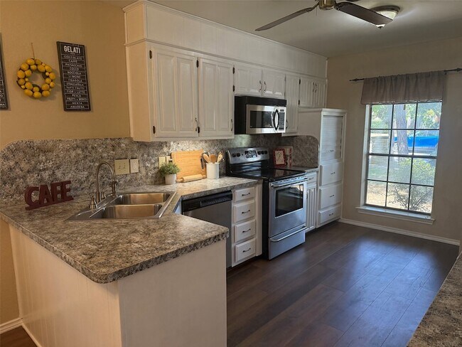 Building Photo - 905 Summer Trail