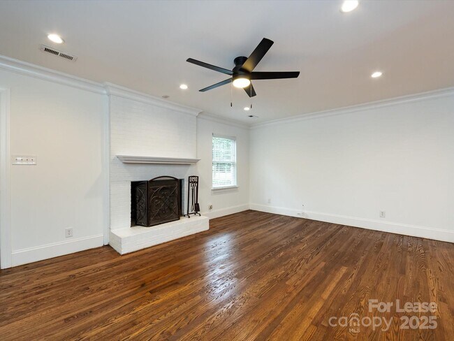 Building Photo - 3109 Forest Lawn Dr