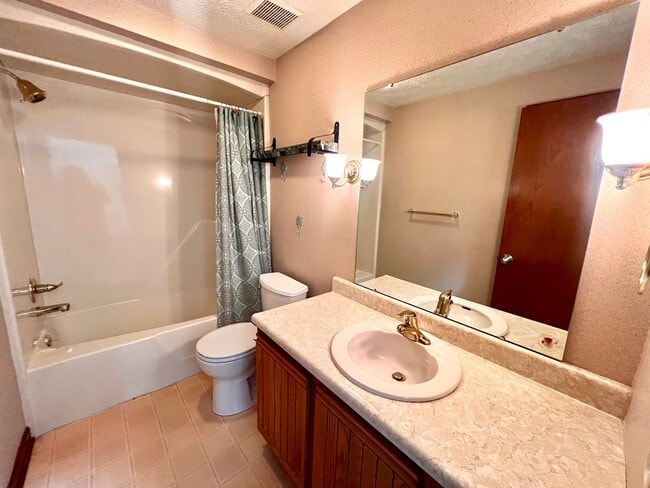 Building Photo - 1256 Queens Dr