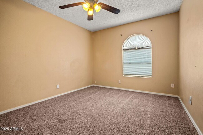 Building Photo - 2534 E Randall Dr