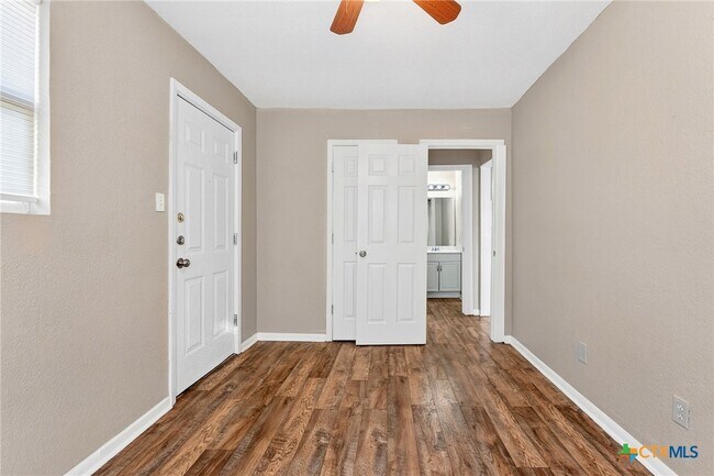 Building Photo - 905 Parmer Ave