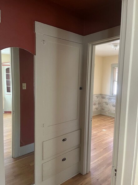 Building Photo - 831 E Platte Ave