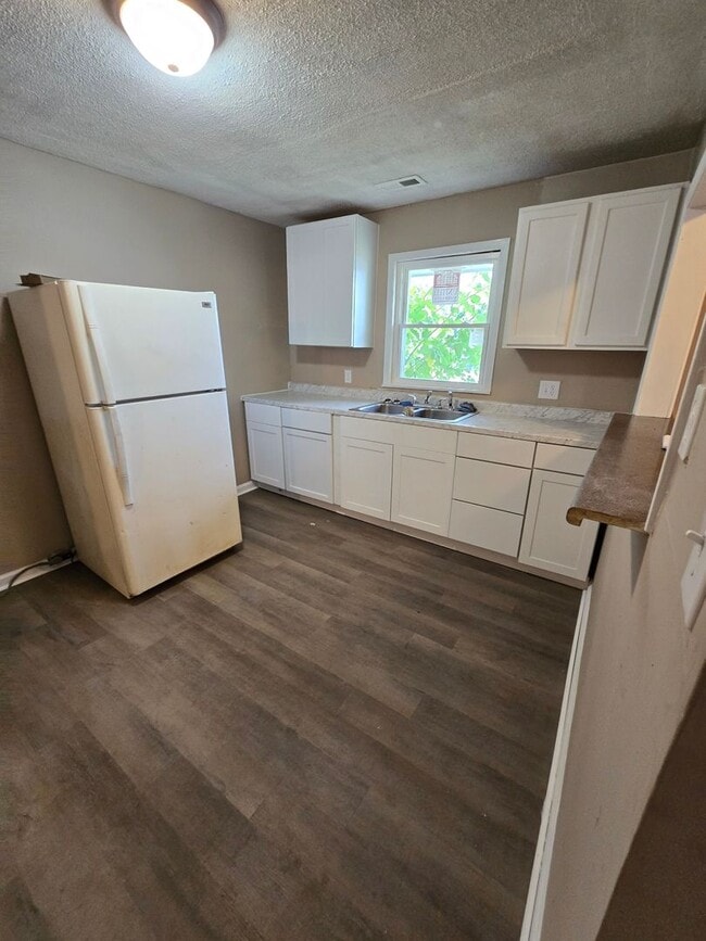 Building Photo - Spacious One Bedroom Located near 21st and Lafayette Rd