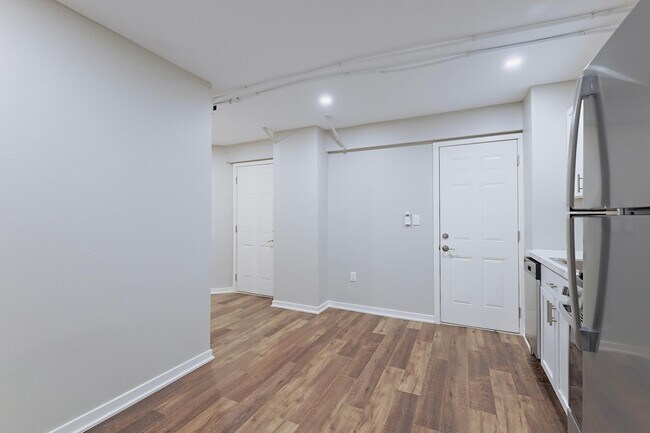 Building Photo - 410 1st St