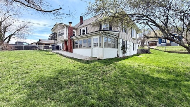 Building Photo - Spacious Updated 5BR Home with Flexible Living Options