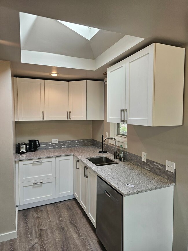 Building Photo - North Burien rambler rental home - 3 bedro...