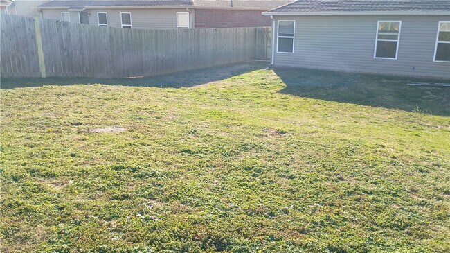 Building Photo - 905 SW Loudon Dr