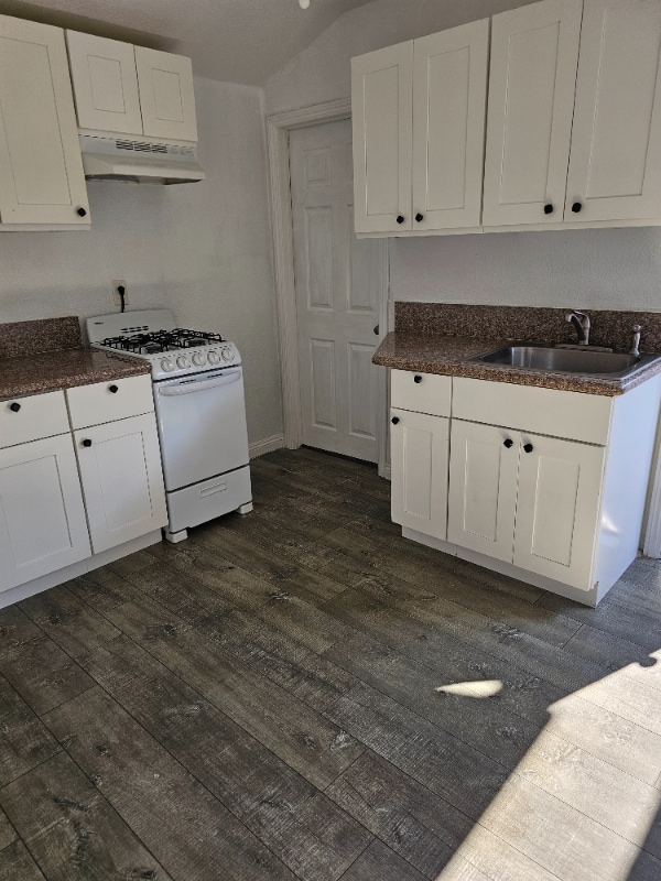 Building Photo - 8714 La Vine St