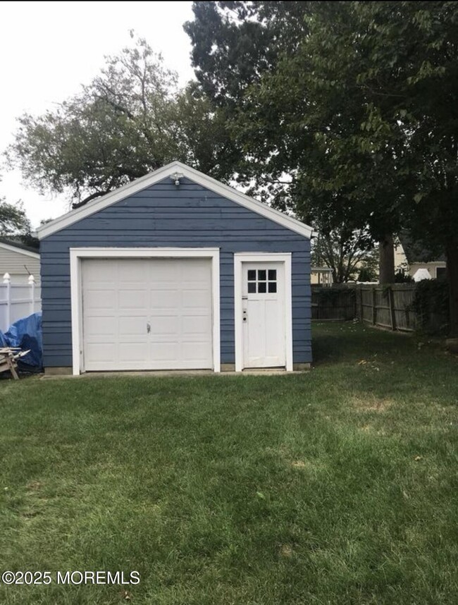 Building Photo - 807 Ridge Ave