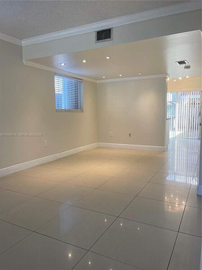 Building Photo - 562 NW 82nd Pl